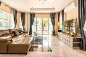 Top family house in peaceful area with lake view 3BR 15 mins to city