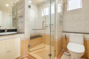 Top family house in peaceful area with lake view 3BR 15 mins to city