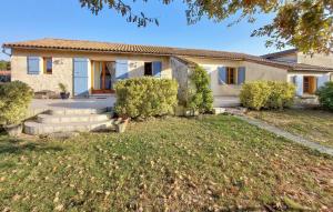 Maisons de vacances Awesome Home In Ambares Et Lagrave : photos des chambres