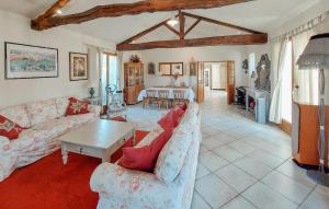 Maisons de vacances Awesome Home In Ambares Et Lagrave : photos des chambres