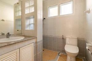 Top family house in peaceful area with lake view 3BR 15 mins to city