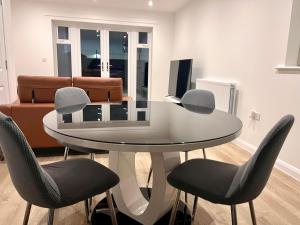 NEWLY BUILT 2 BEDROOMS SERVICE APARTMENT in DARTFORD