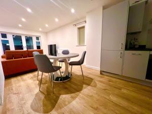 NEWLY BUILT 2 BEDROOMS SERVICE APARTMENT in DARTFORD