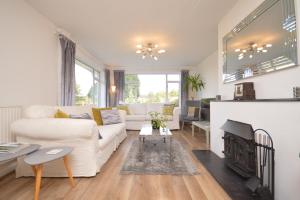 Larks Rise - Large Farm House Bungalow with Gardens & Field