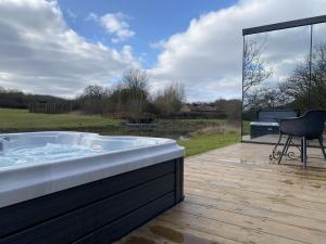 Mirror Houses Pound Farm - Pond OOD