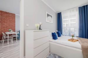 Cozy Apartment with Parking and Terrace in Kraków by Noclegi Renters