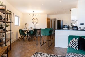 Trendy city centre apartment with free parking