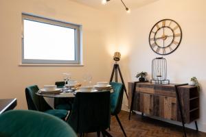 Trendy city centre apartment with free parking