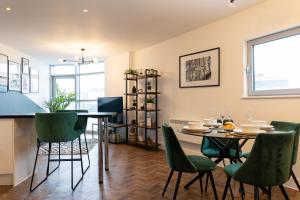 Trendy city centre apartment with free parking