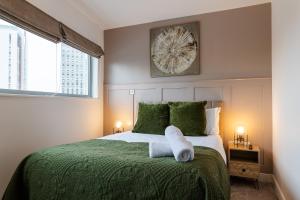 Trendy city centre apartment with free parking