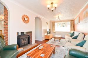 Dassia-Rural Bungalow, Dog Friendly with Hot Tub Near Gurnard