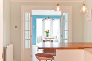 Princes Esplanade-Luxury Beachfront House with Balcony a stone throw from Gurnard Beach