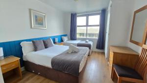 Cool Dockland Apt, sleeps 5, with parking