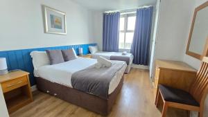 Cool Dockland Apt, sleeps 5, with parking