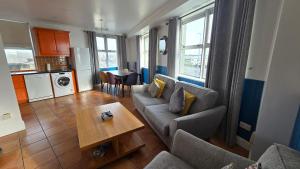 Cool Dockland Apt, sleeps 5, with parking
