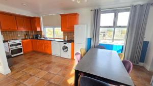 Cool Dockland Apt, sleeps 5, with parking