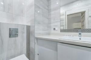 Elegant Apartment Jaglana with Parking in Old Town Gdańsk by Noclegi Renters