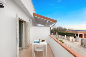 Nanzi Mari by BarbarHouse