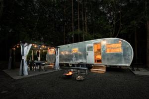 本栖ベース～ヴィンテージトレーラーとバレルサウナ’1日1組限定’の貸切別荘～