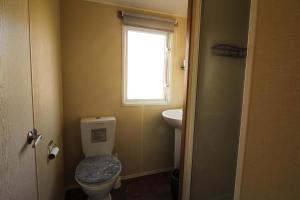 Superb 8 Berth Caravan At California Cliffs, Near Scratby Beach Ref 50006G