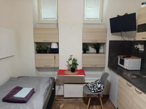 Basement Studio close to Train Station