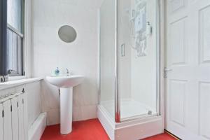 Bright, airy space with Parking and Netflix Apt 112