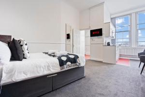 Bright, airy space with Parking and Netflix Apt 112