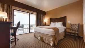 Queen Room with Balcony - Non-Smoking room in Best Western Fort Myers Waterfront