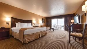 Large King Room with River View - Non-Smoking room in Best Western Fort Myers Waterfront