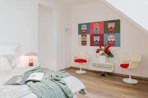 Prague Days - Three-bedroom Loft with Fireplace in Pop-art Style