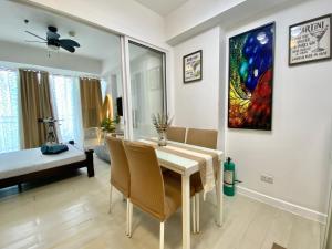 Azure Urban Resort by Melrose Avenue