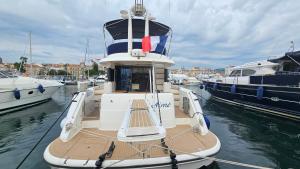Superbe yacht dans le port de Cannes