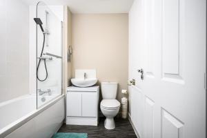 Sleeps 5, City Centre Close, Manchester, Free fast Wi-Fi, Free parking, 55-Inch Tv, Self-check in - Contractors!