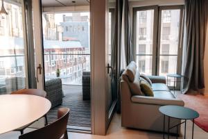 Luxe City - Modern & Spacious 2BR with Balcony View