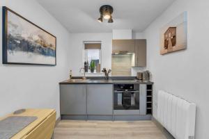 Cosy 1-Bed Apt in Newmarket with Parking