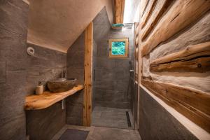 Roubenka mezi stromy s wellness