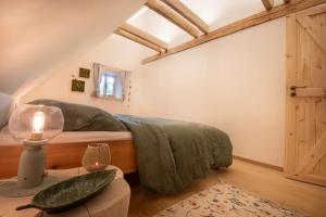 Roubenka mezi stromy s wellness