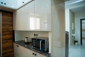 Huma Grand - Cozy lake view stay in the city