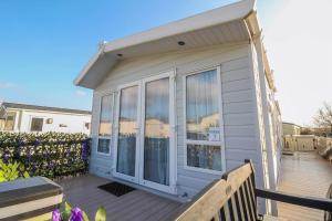 Stunning Caravan With Large Decking At California Cliffs In Norfolk Ref 50001Oc
