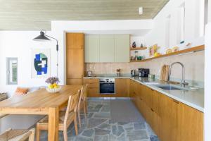 Villa Lefkos Lofos in Paros