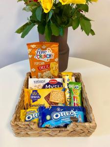 Quiet Warm studio, 5 min to Metro A, airport link, fast Wi-Fi