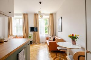 Quiet Warm studio, 5 min to Metro A, airport link, fast Wi-Fi