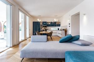 Villa with heated pool img26