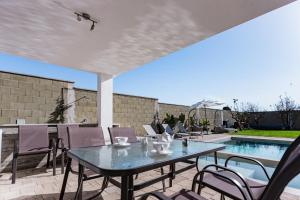 Villa with heated pool img19