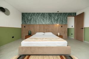 Poblado Apt with King bed and Free parking 216