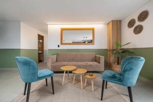 Poblado Apt with King bed and Free parking 216