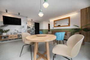 Poblado Apt with King bed and Free parking 216