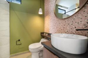 Poblado Apt with King bed and Free parking 216