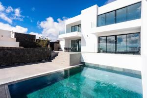 Exclusive 6 bedrooms Villa in Lanzarote - Ocean & Volcano Views, Private Pool, Jacuzzi & Gym