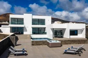 Exclusive 6 bedrooms Villa in Lanzarote - Ocean & Volcano Views, Private Pool, Jacuzzi & Gym - La Asomada